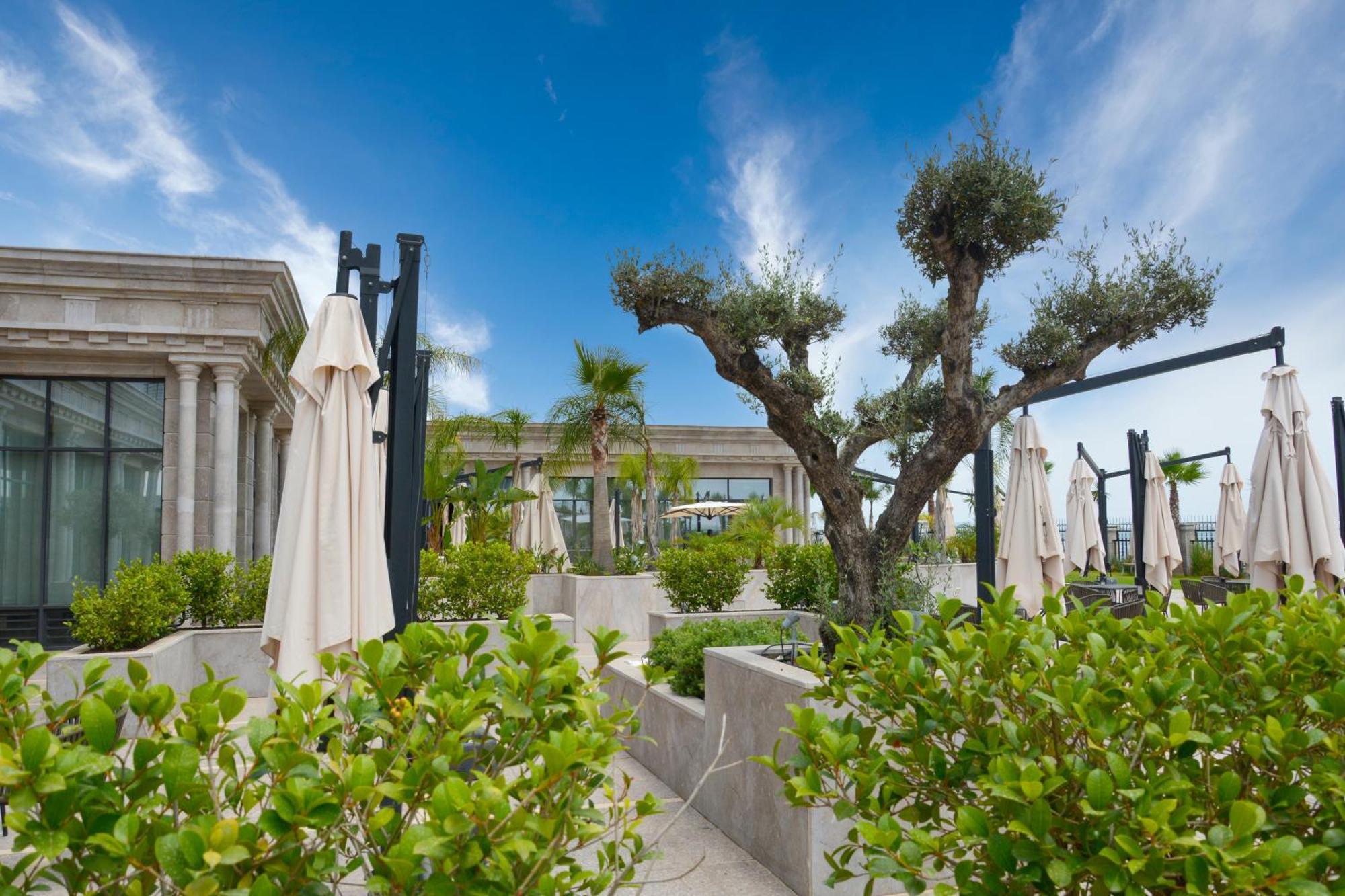 Moevenpick Hotel Du Lac Тунис Экстерьер фото The hotel's rooftop